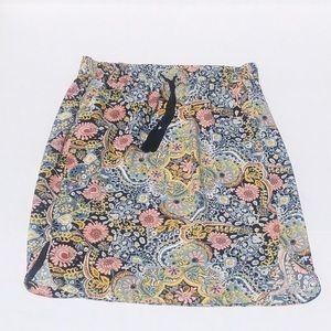 Cute and comfy, elastic waistband Loft skirt